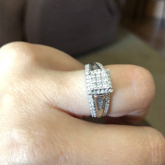 Engagement ring - Picture 1 of 2